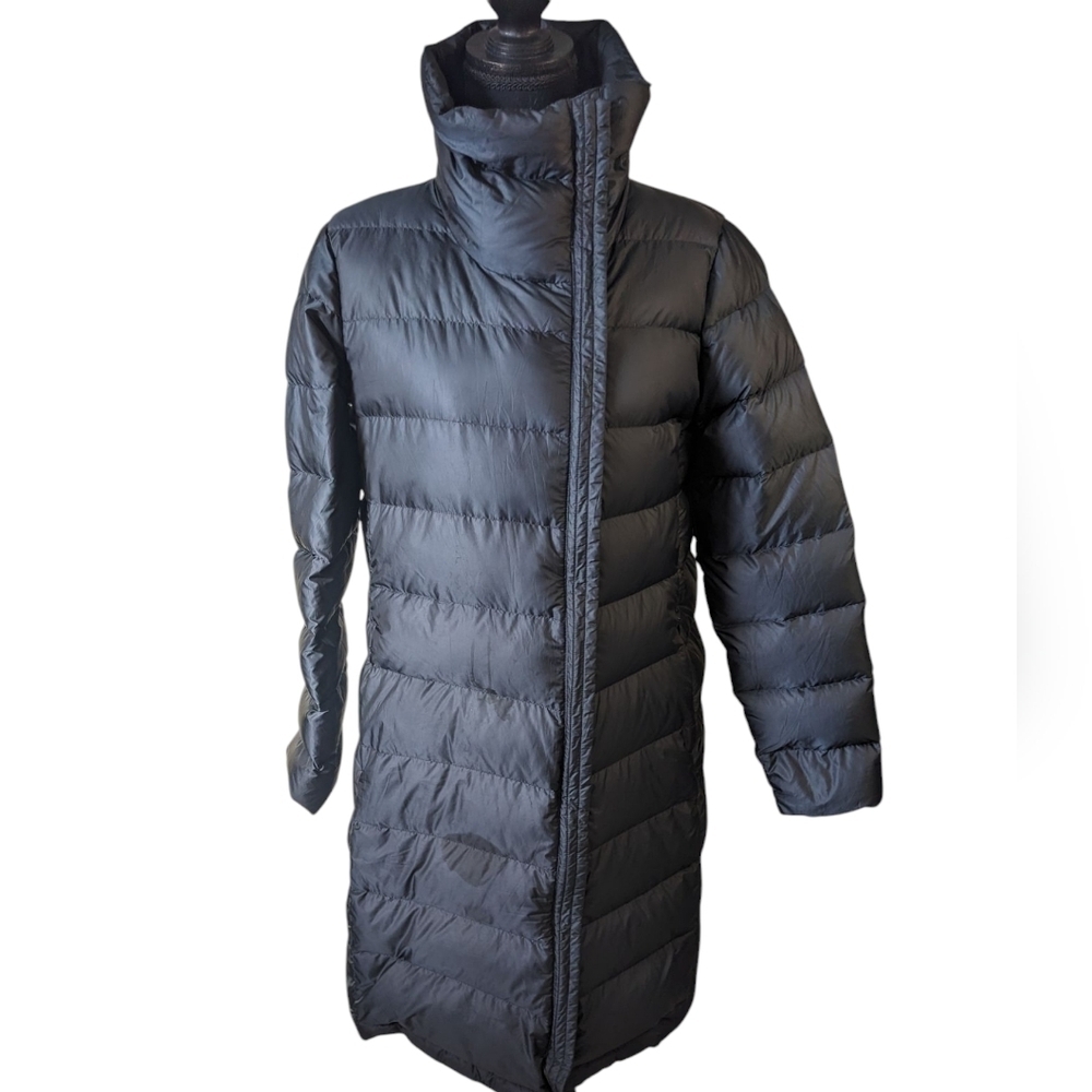Cole Haan women's puffer coat black lightweight size M. Small flaw
